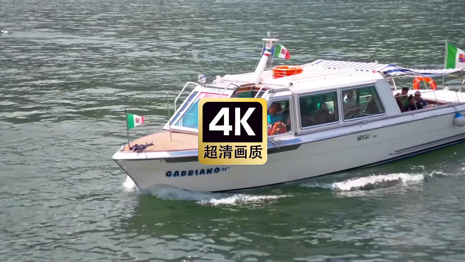 游艇缓缓驶入口岸