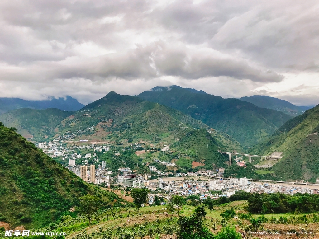 蓝天白云大山自然风光的都市