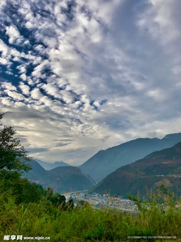 大山中的蓝天白云