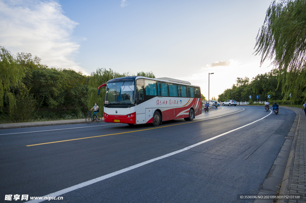 长春路行驶中的公交车