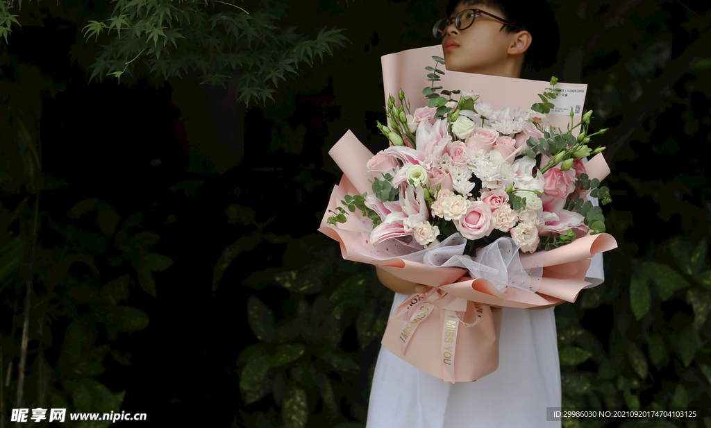 粉色重瓣百合粉雪山玫瑰混合花束