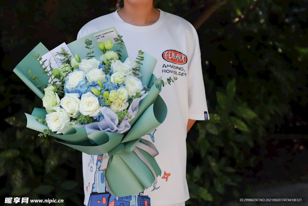 11枝白玫瑰蓝绣球混合花束