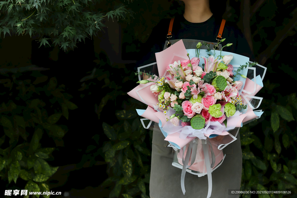 粉绿色系莲蓬混合花束