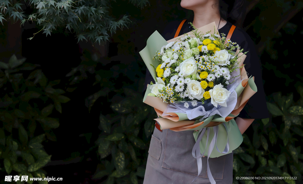 白玫瑰小雏菊混合花束