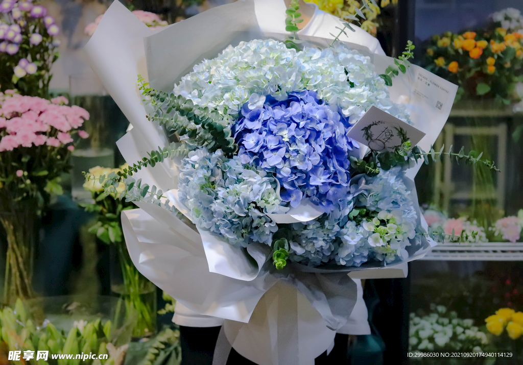 蓝色系绣球花束