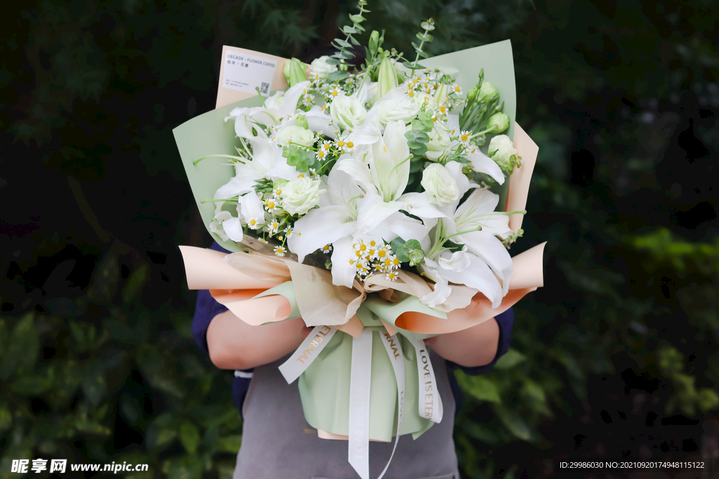 白绿色系白百合洋甘菊混合花束