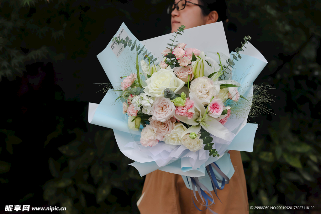 浅色系曼塔玫瑰坦尼克玫瑰混合花