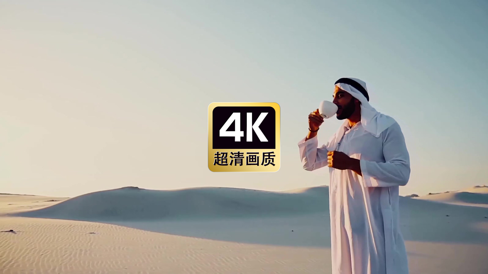 清晨沙漠喝茶的阿拉伯男子