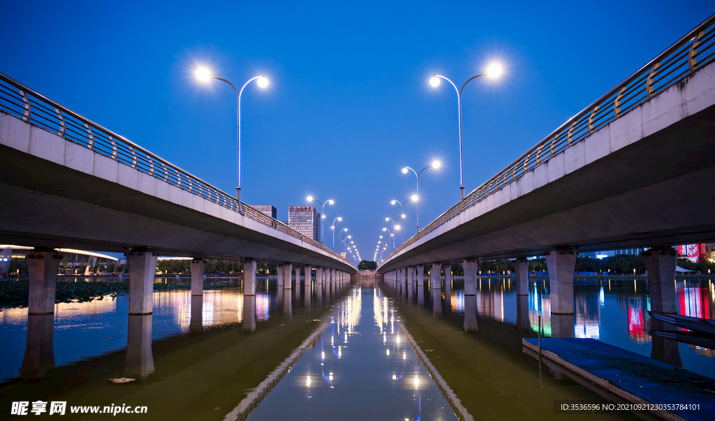 桥上灯霓虹高清夜景