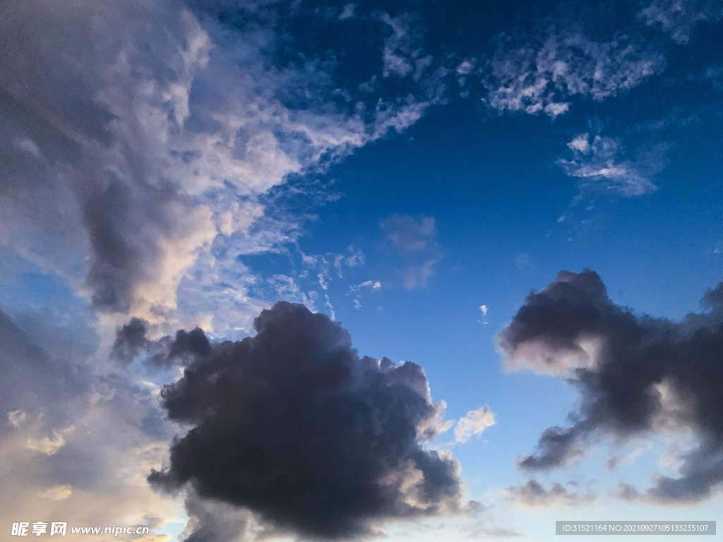 块状云手机拍摄摄影图