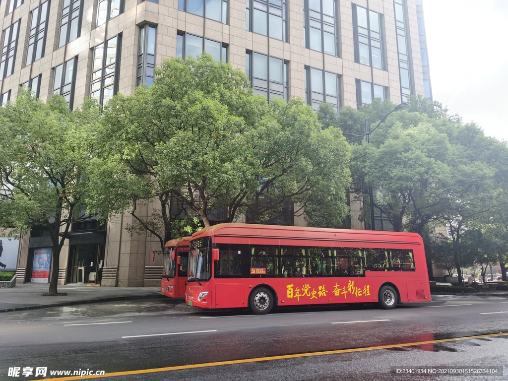 道路上并驾齐驱的红色公交车