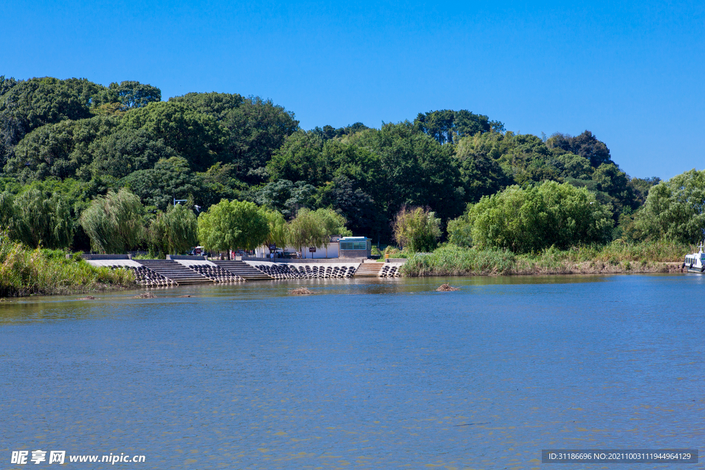 岳阳君山岛景区 汛期游船进出