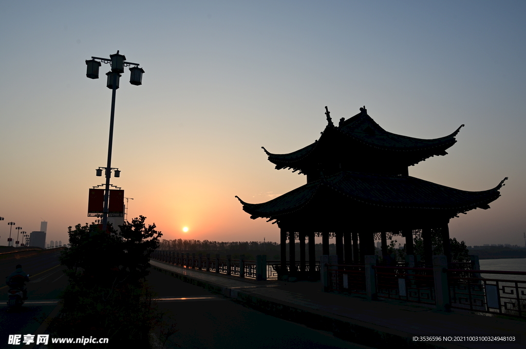 大桥日出美景 