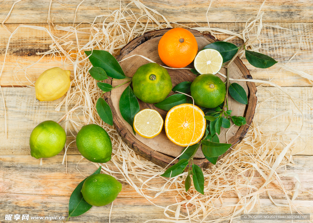 木板上的柠檬与橙子高清