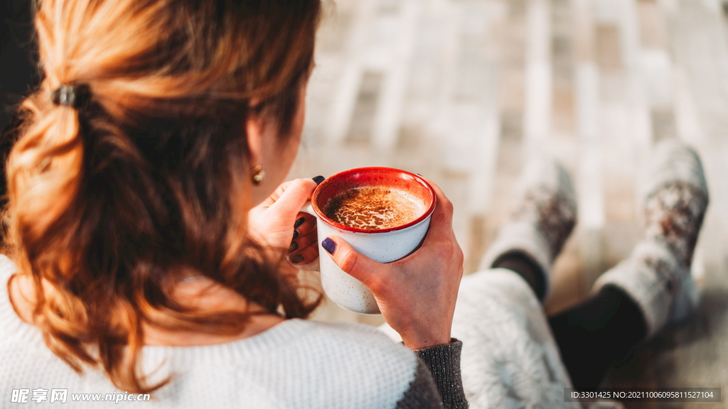 喝咖啡的女人