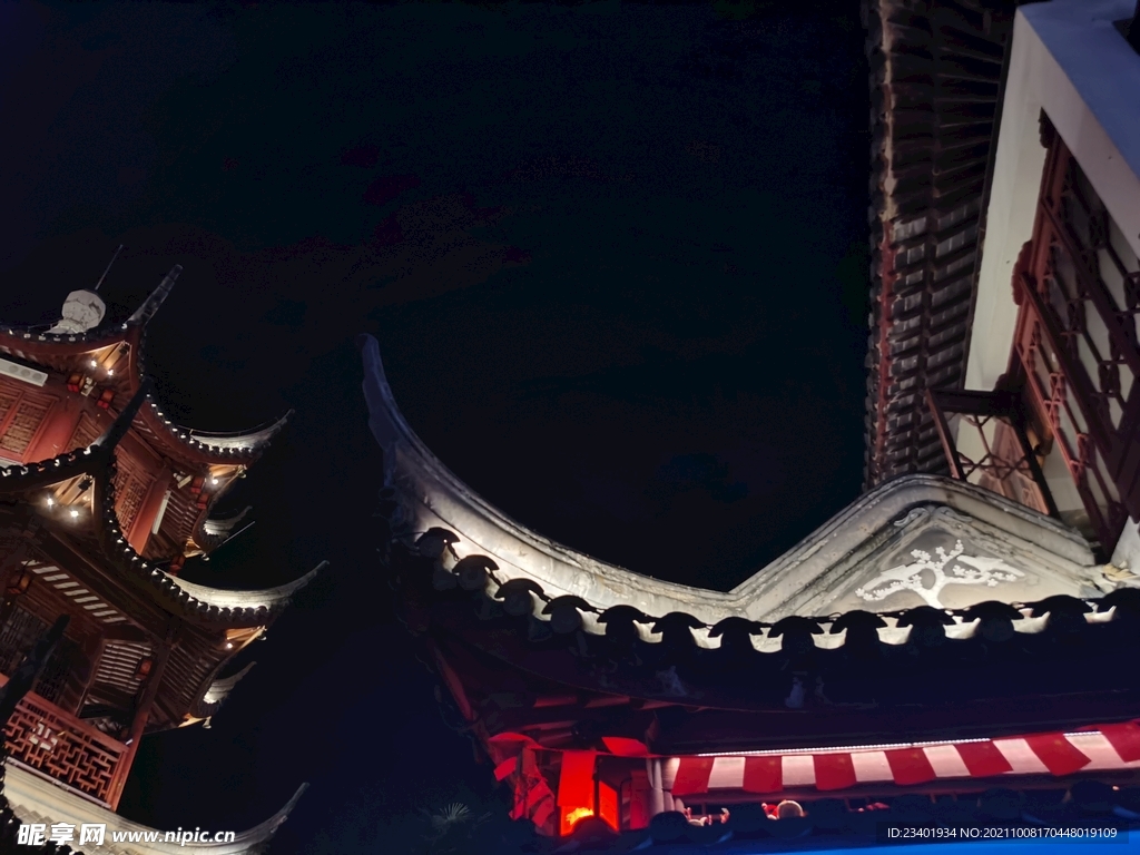 上海七宝老街夜景中式屋檐