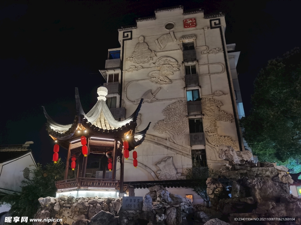 上海七宝老街中式亭子和壁画