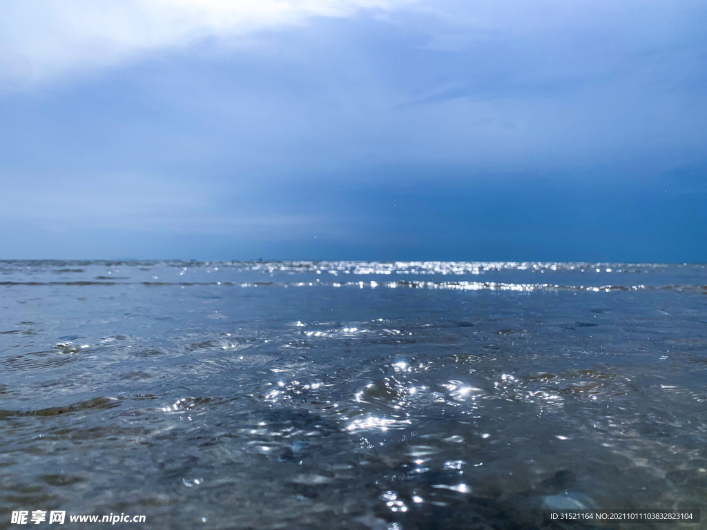 地平线分隔天空和海洋拍摄图