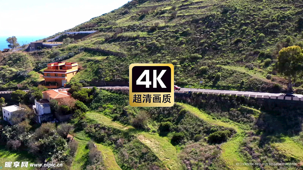 航拍山间公路上行驶的汽车