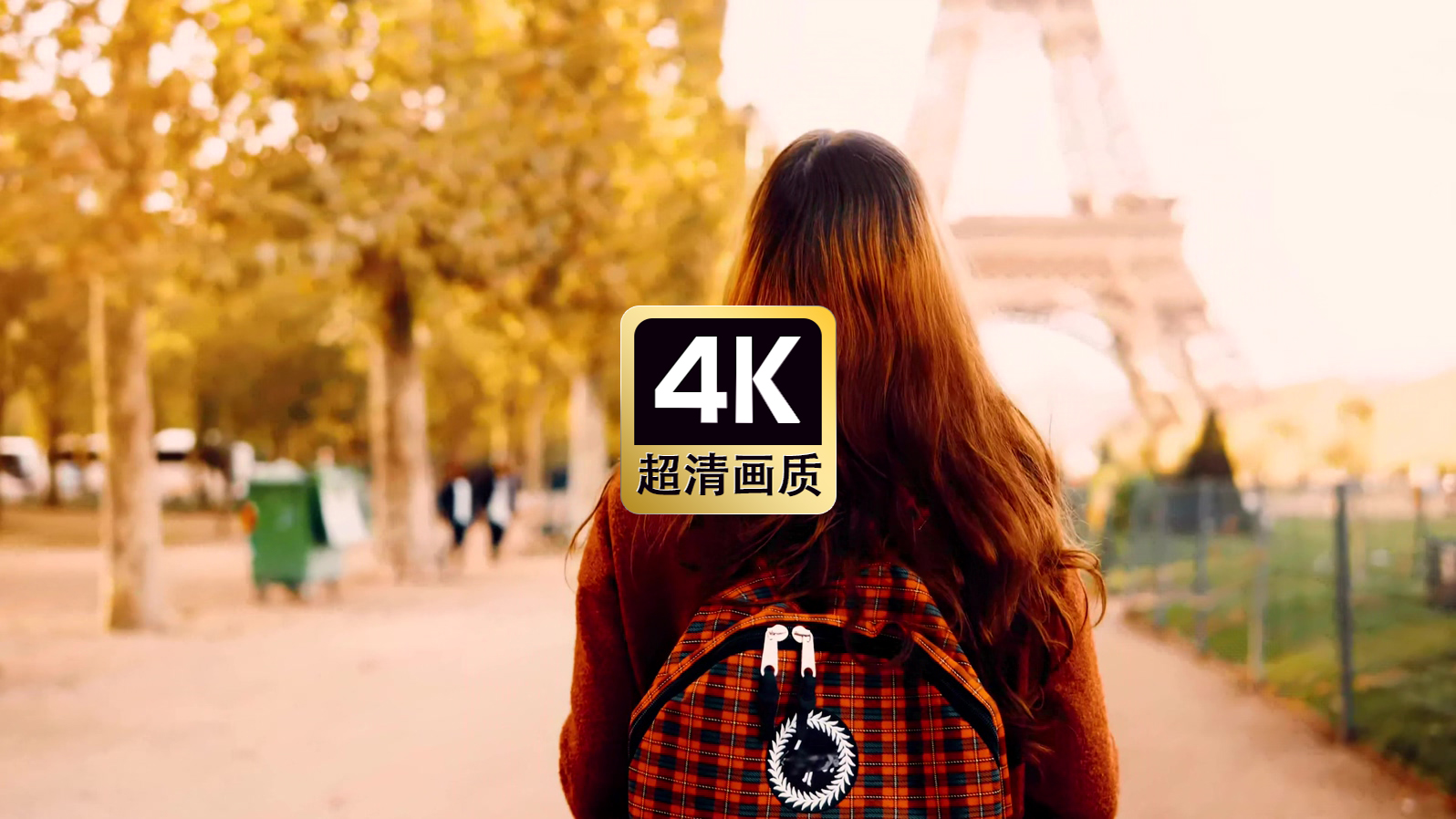 背包街上行走的女孩