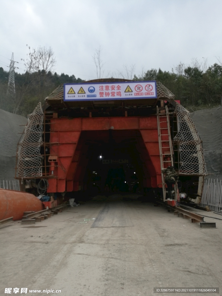 隧道施工现场