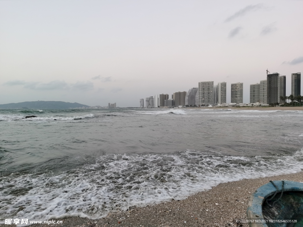 双月湾澎湃的海浪