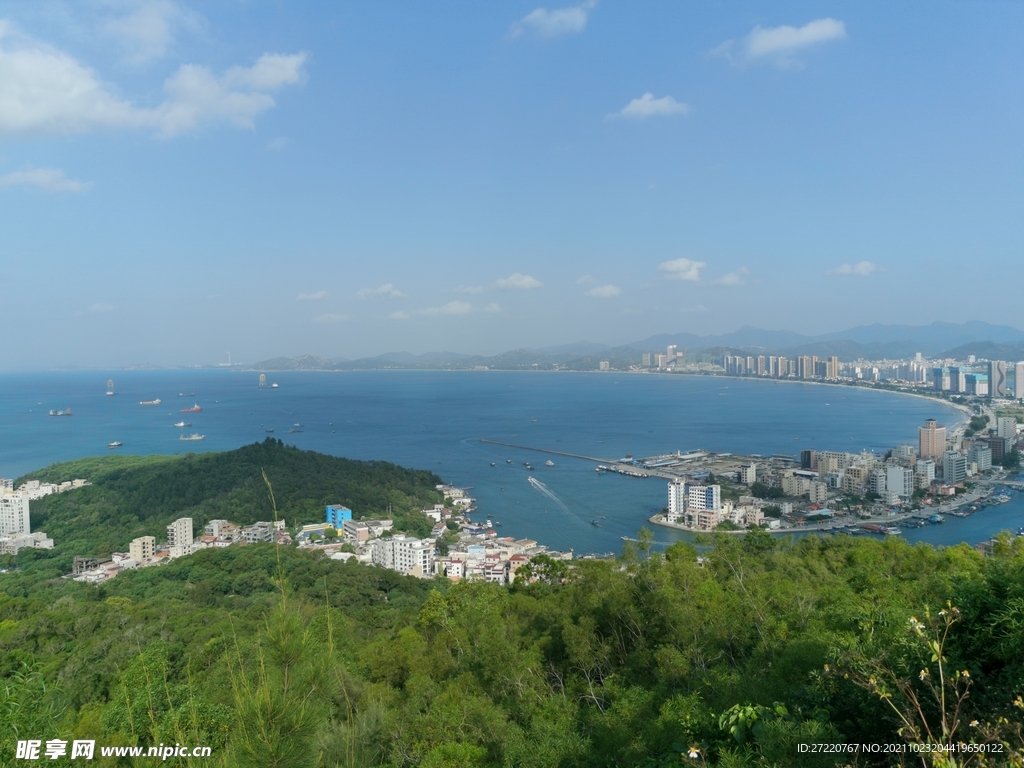 双月湾 蓝天白云 大海森林