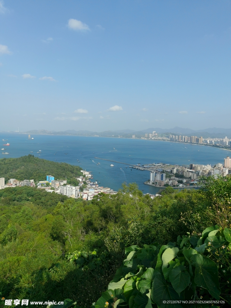 双月湾蓝天森林大海湛蓝