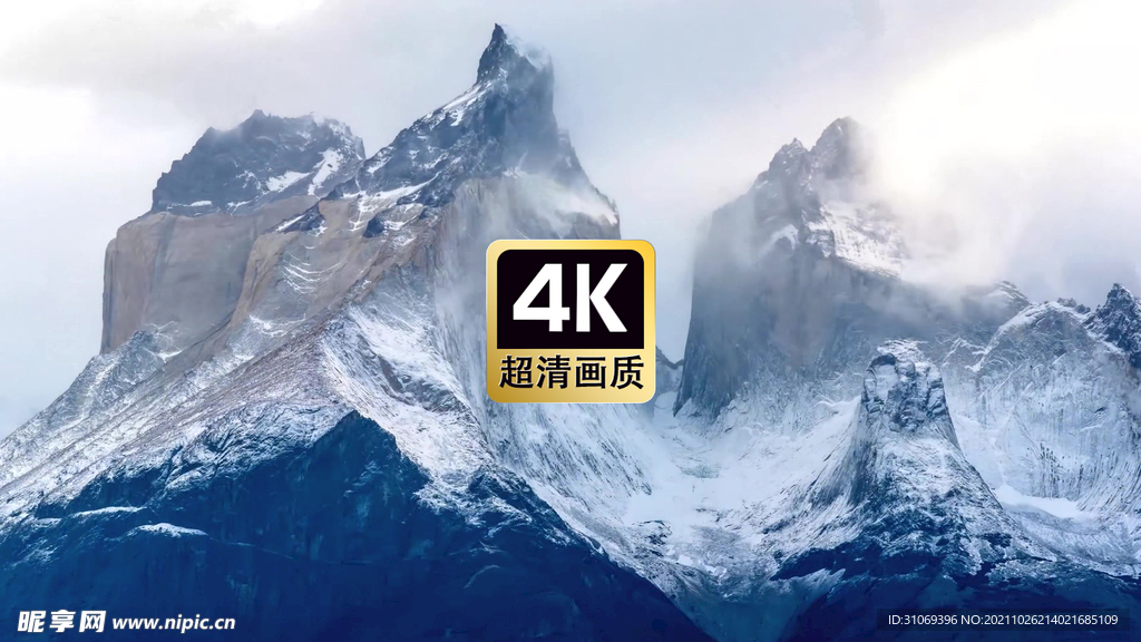 航拍云雾笼罩的雪山山顶