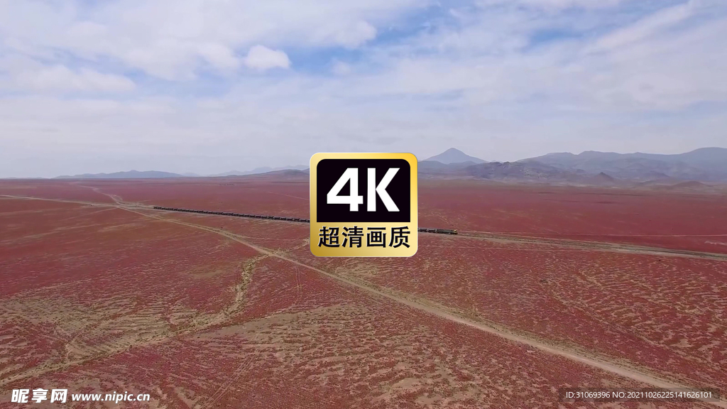 航拍戈壁滩上行驶的火车