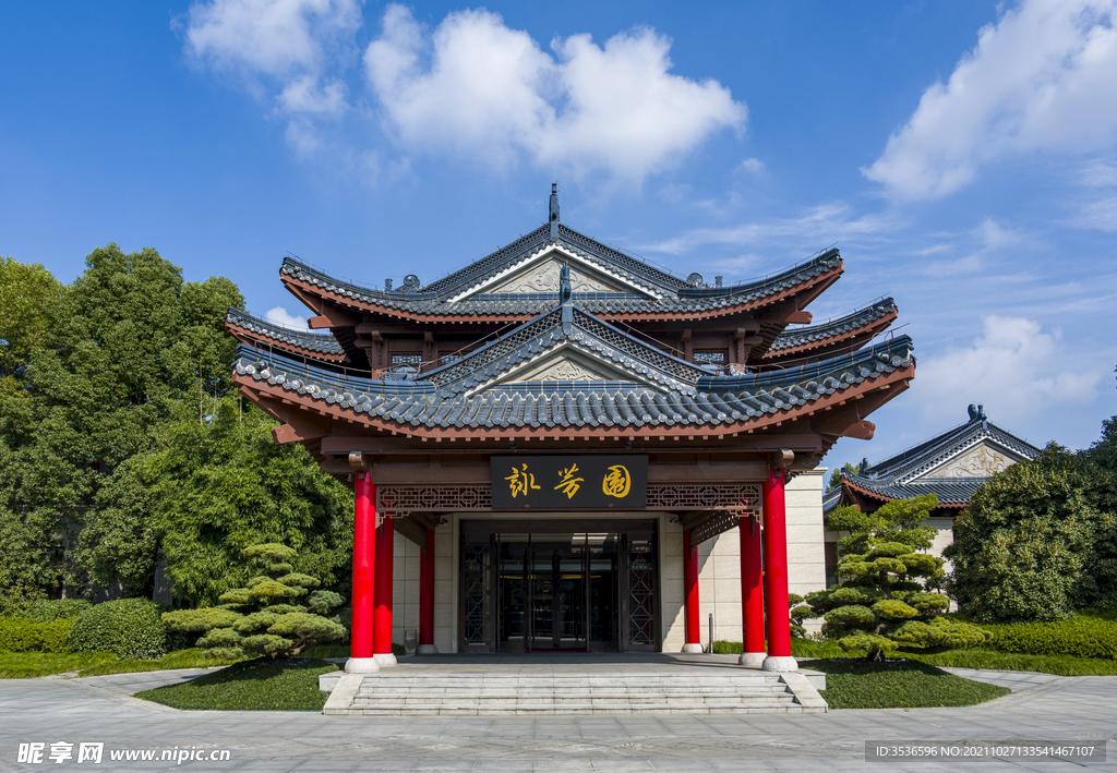 蓝天百云下的中式雄伟建筑