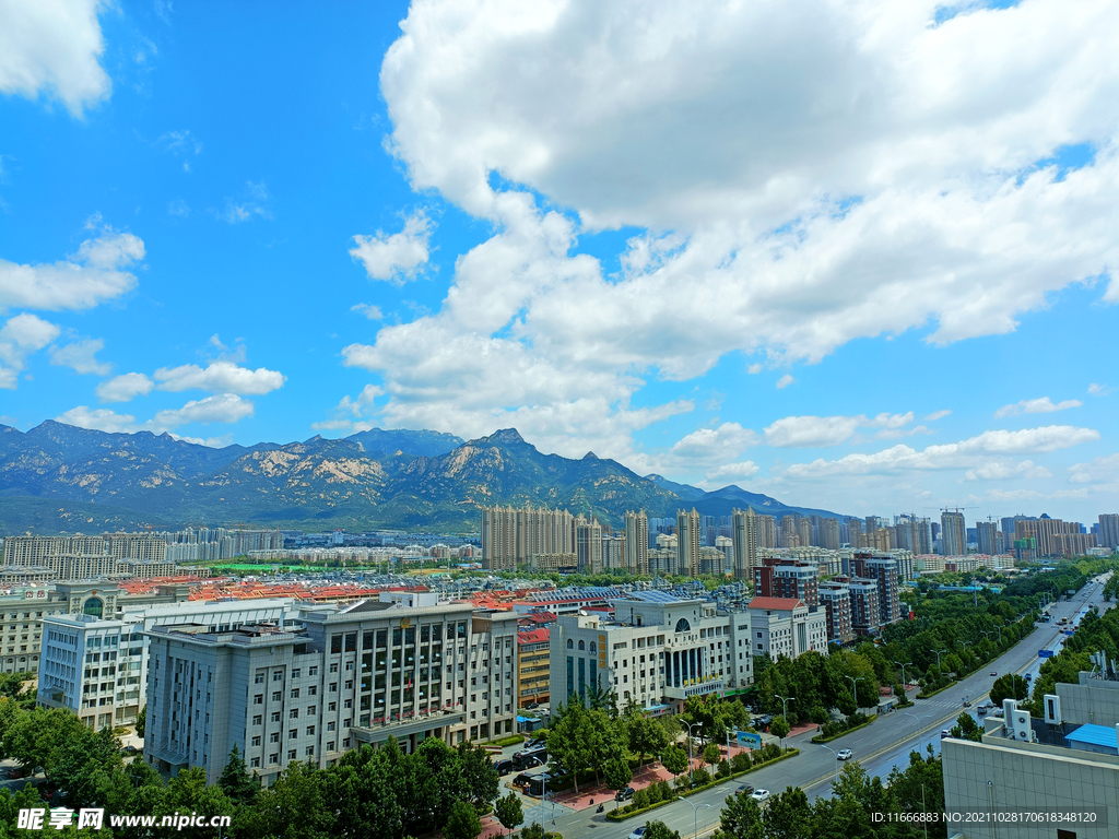 蓝天白云城市