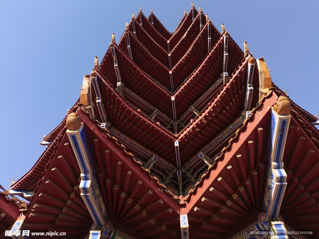 仰视仿古建筑高塔