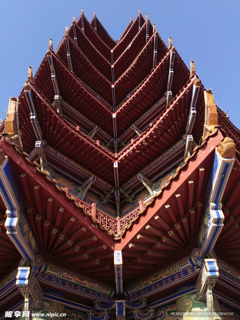 仰视仿古建筑高塔