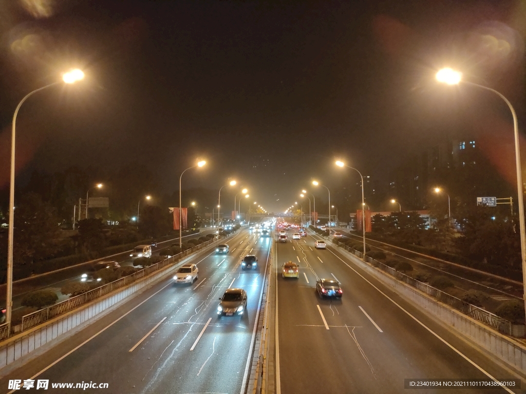 北京秋天夜晚行驶的车辆和路灯
