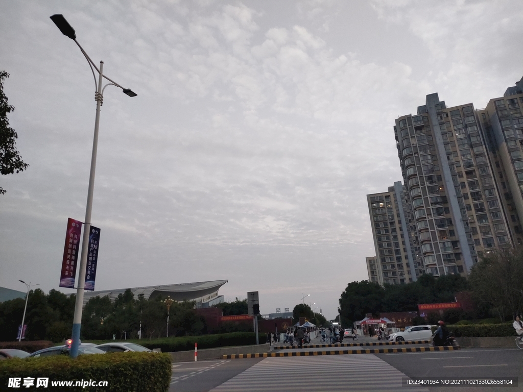 城市繁忙的红绿灯路口斑马线