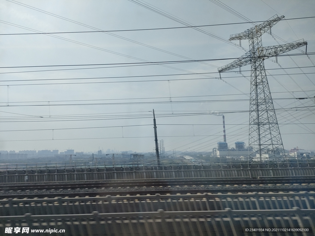 高铁窗外风景高压线和轨道