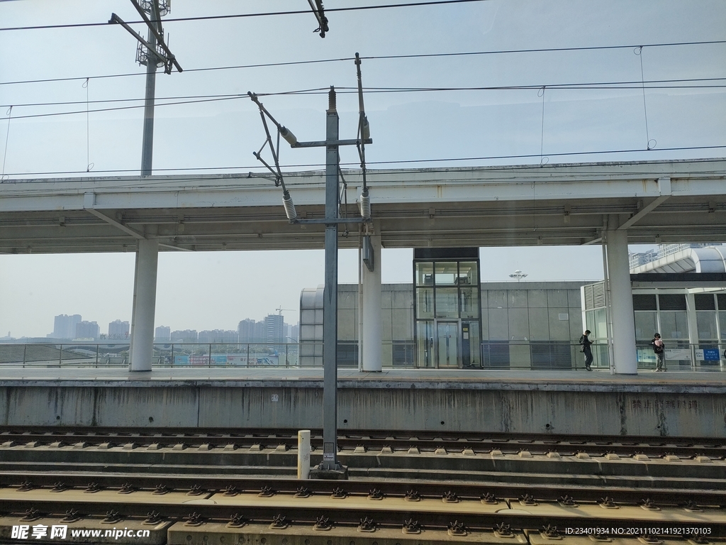 高铁窗外风景车站铁路铁轨