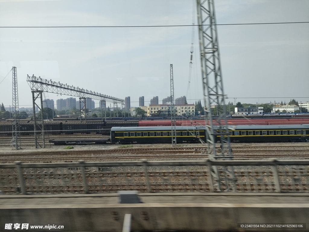 高铁窗外风景行驶的列车铁路铁轨