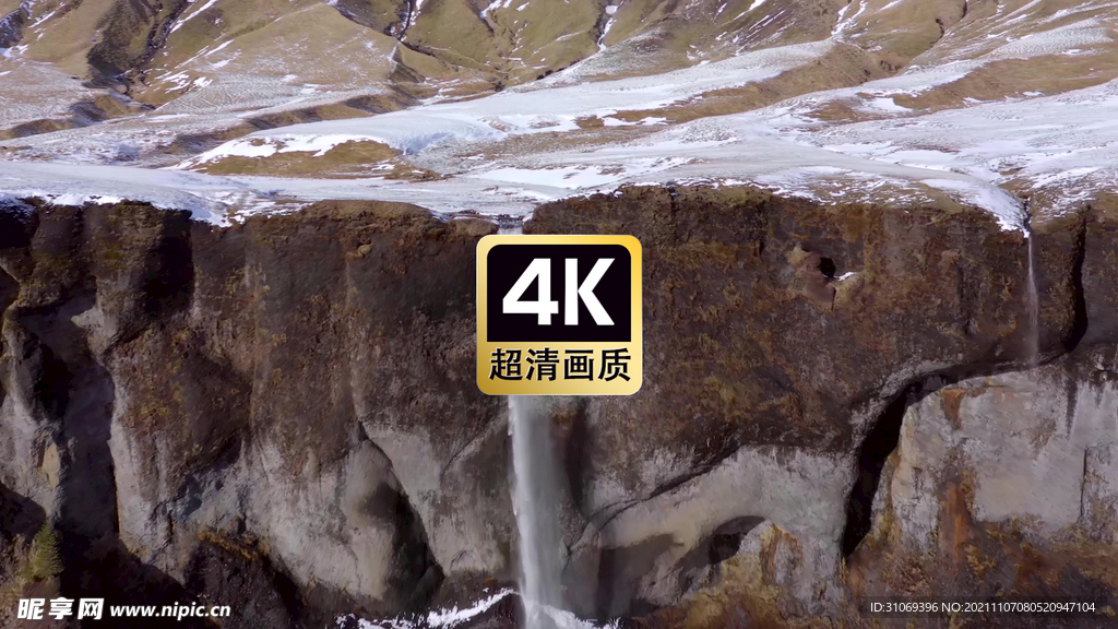 航拍悬崖边上的瀑布流水