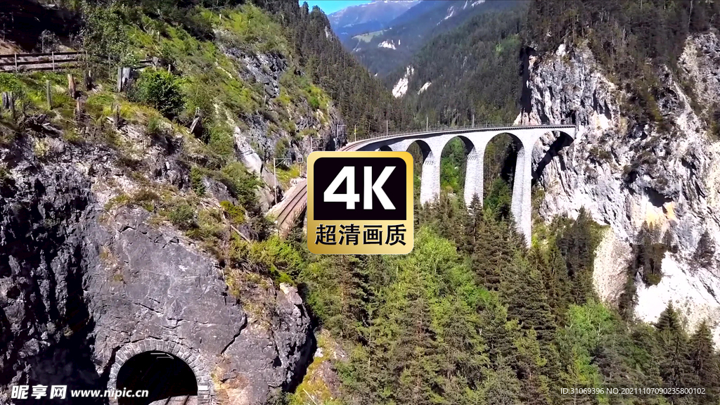 航拍山谷间的铁路隧道