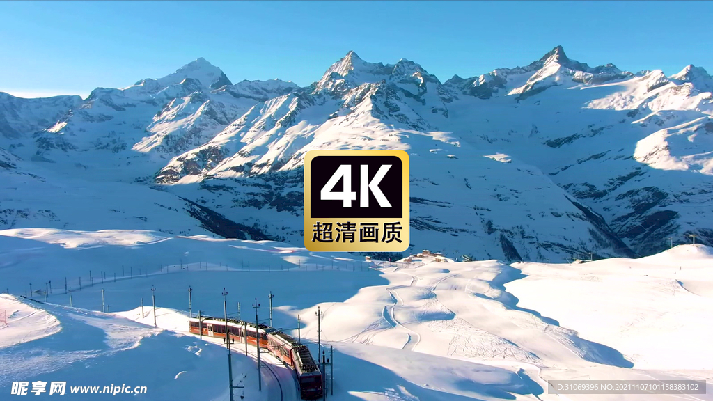 航拍雪山列车美景