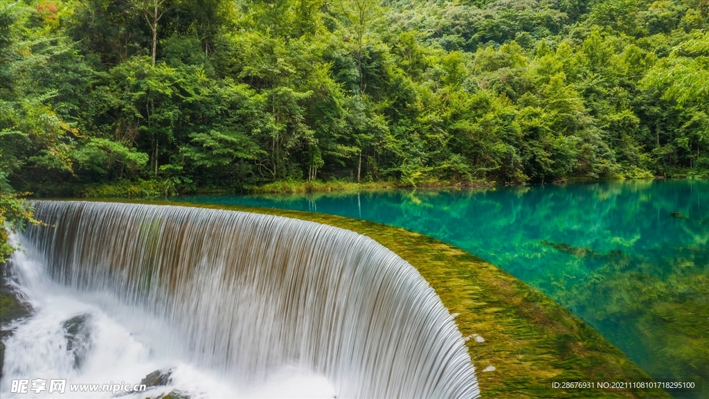 小湖瀑布风景