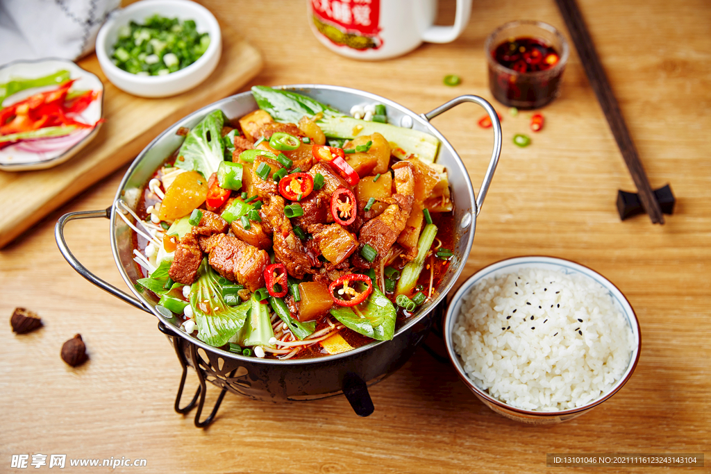 土豆焖肉锅仔