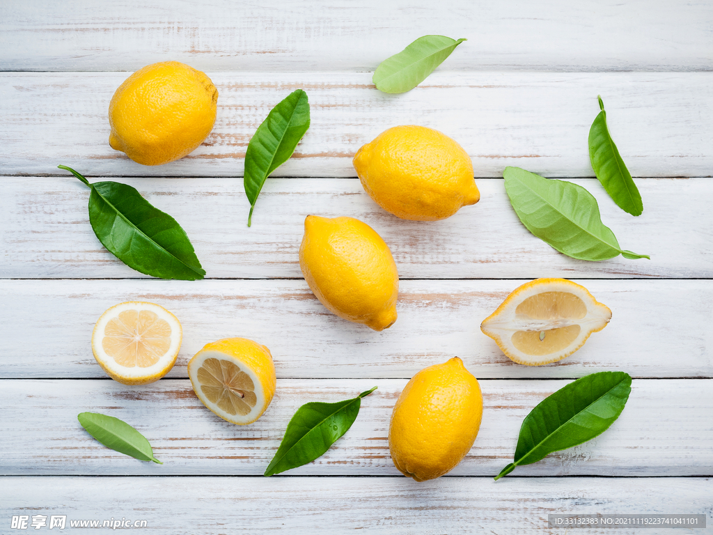 清新的柠檬和柠檬叶 木质背景