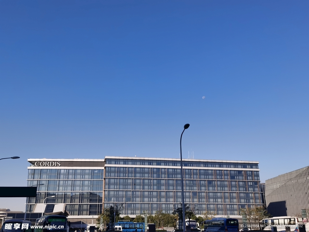 早上的城市路灯和月亮