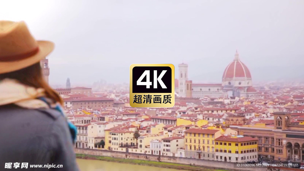 景区观景拍照的女子