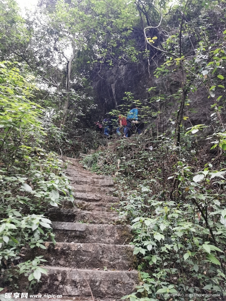 爬山 