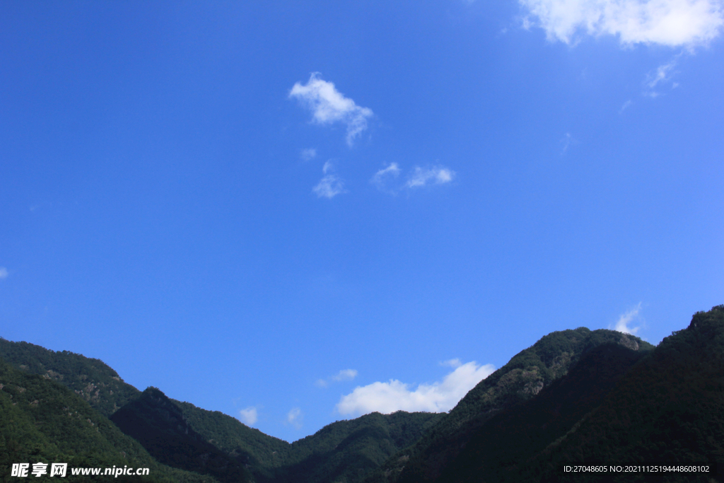 蓝天白云大山背景