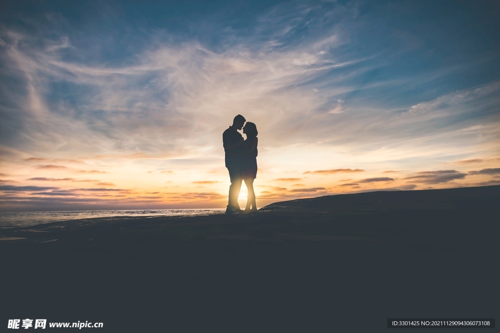 日落情侣剪影 